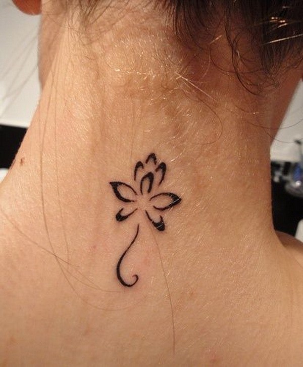 Pequeña flor de loto en la parte posterior del cuello. 