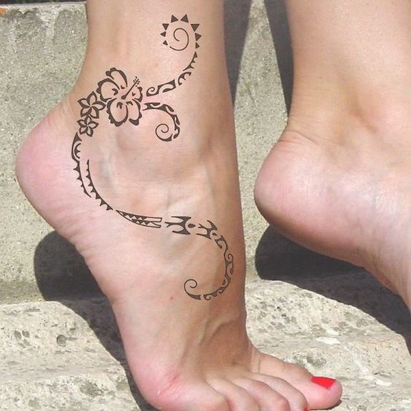 Tatuaje tribal de la flor en el tobillo. 