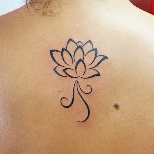 Flor de loto simple en diseño de tatuaje trasero. 