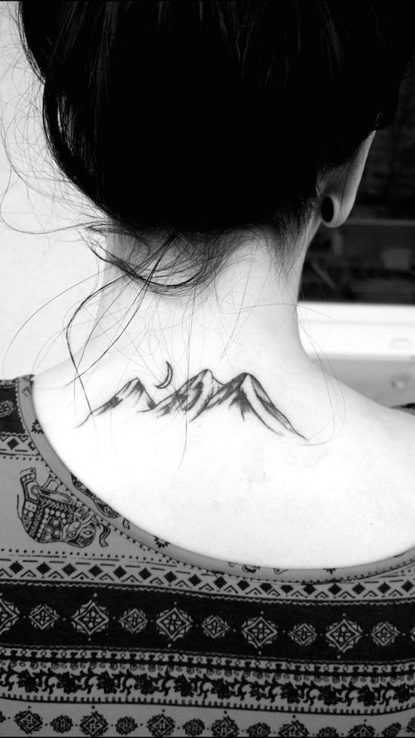 Tatuaje de las montañas y la luna en la parte posterior del cuello. 