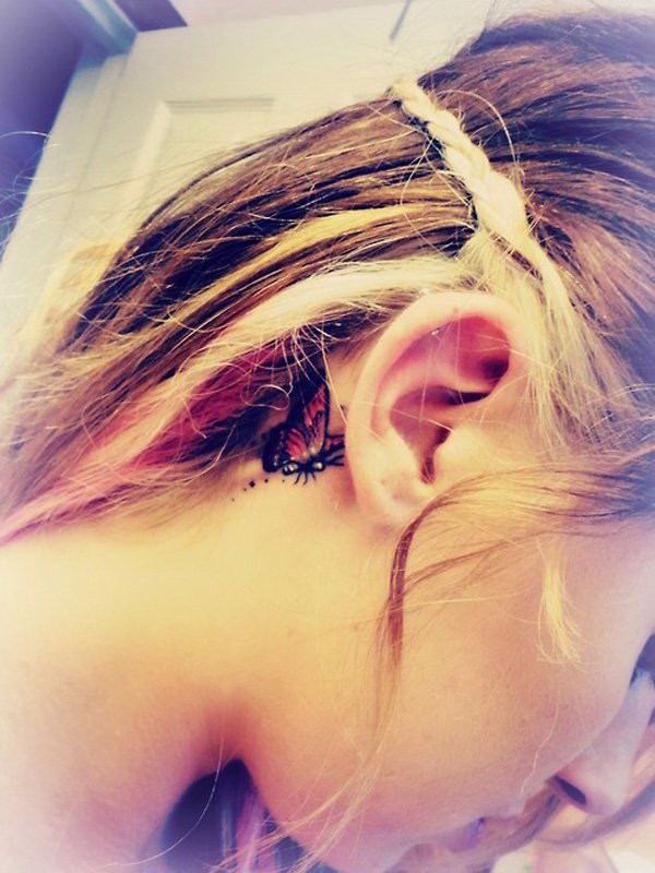 Mariposa detrás del tatuaje del oído. 