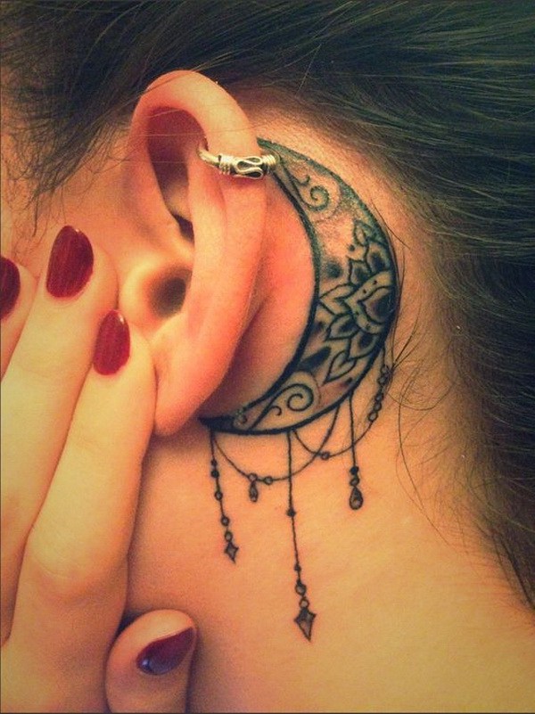 Lotus Moon Tattoo detrás de la oreja. 