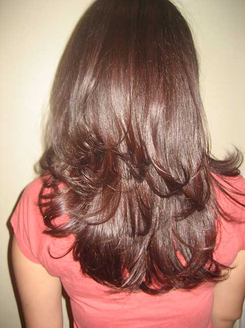 Vista de la parte posterior del cabello con capas largas de color marrón oscuro 