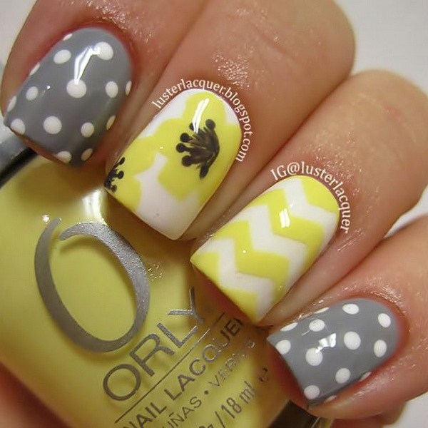 Arte de uñas amarillo y gris con patrones de Chevron y lunares. 