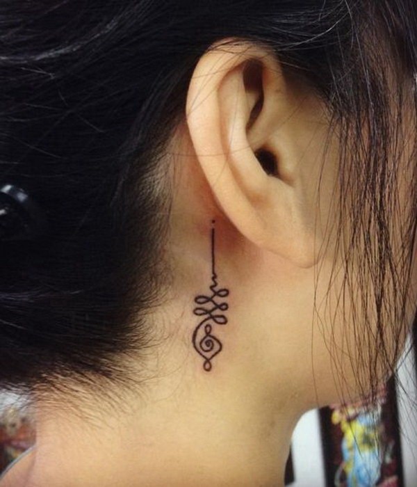 Simple detrás del tatuaje del oído. 