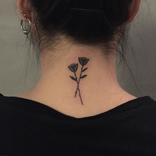 Poked Roses Tattoo en la espalda para niñas. 