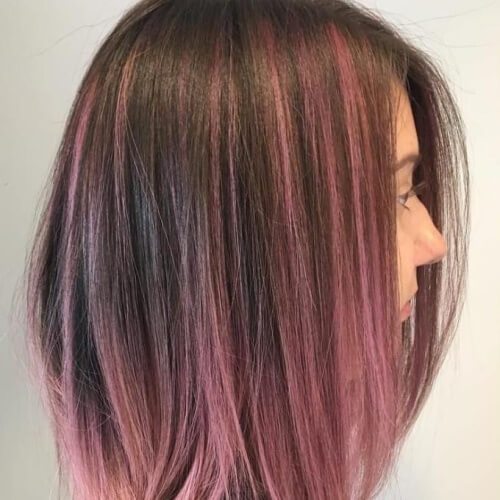 Color de cabello castaño con reflejos rosados 