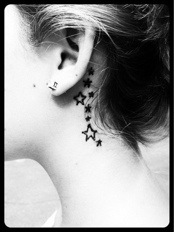 Estrellas detrás del tatuaje del oído. 