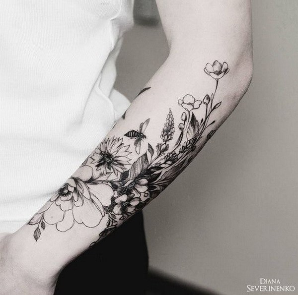 Tatuaje floral vintage en medio brazo. 