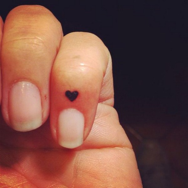 Micro Heart Tattoo en el dedo. 