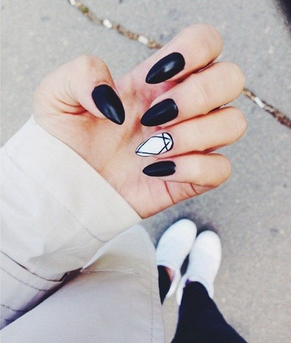 Blanco y negro almendra en forma de uñas. 