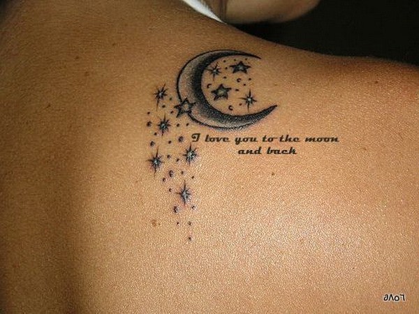 Tatuaje de luna y estrellas en la parte posterior del hombro. 