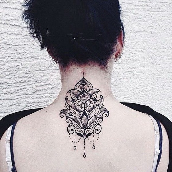 Lotus y Mandala con adornos de diseño del tatuaje en la parte posterior del cuello. 
