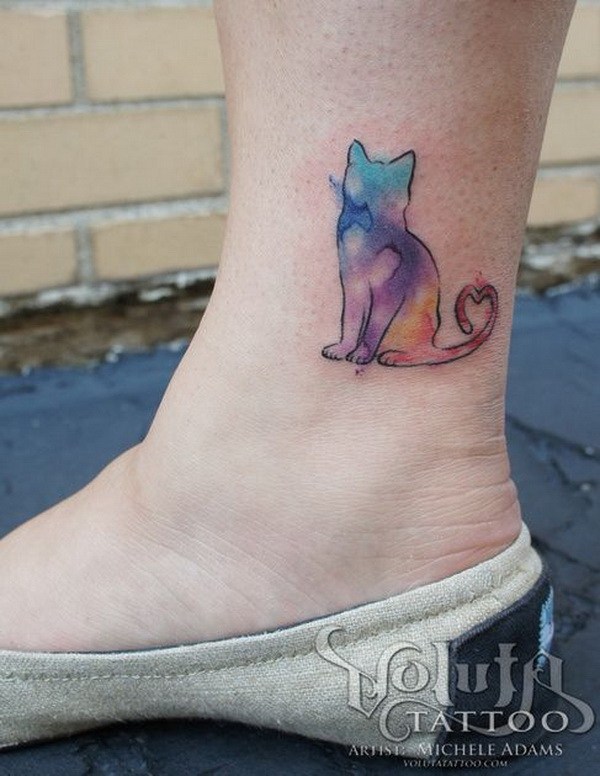 Acuarela gato tatuaje en el tobillo. 