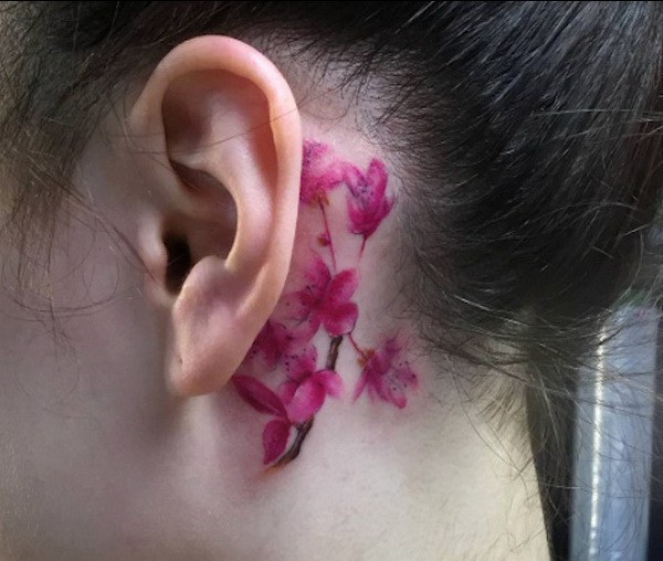 Cherry Blossom Tattoo detrás de la oreja. 