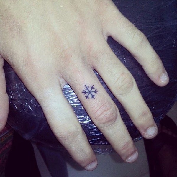 Diseño del tatuaje del dedo del copo de nieve. 