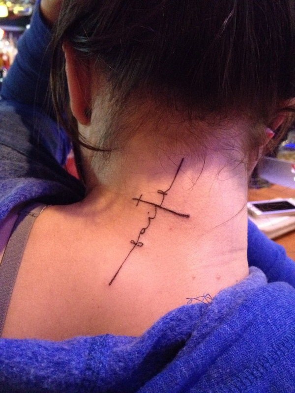 Tatuaje Cross Faight para mujeres en la parte posterior del cuello. 