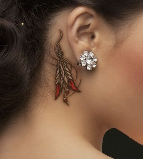Pluma india con tatuaje de la cinta detrás de la oreja. 