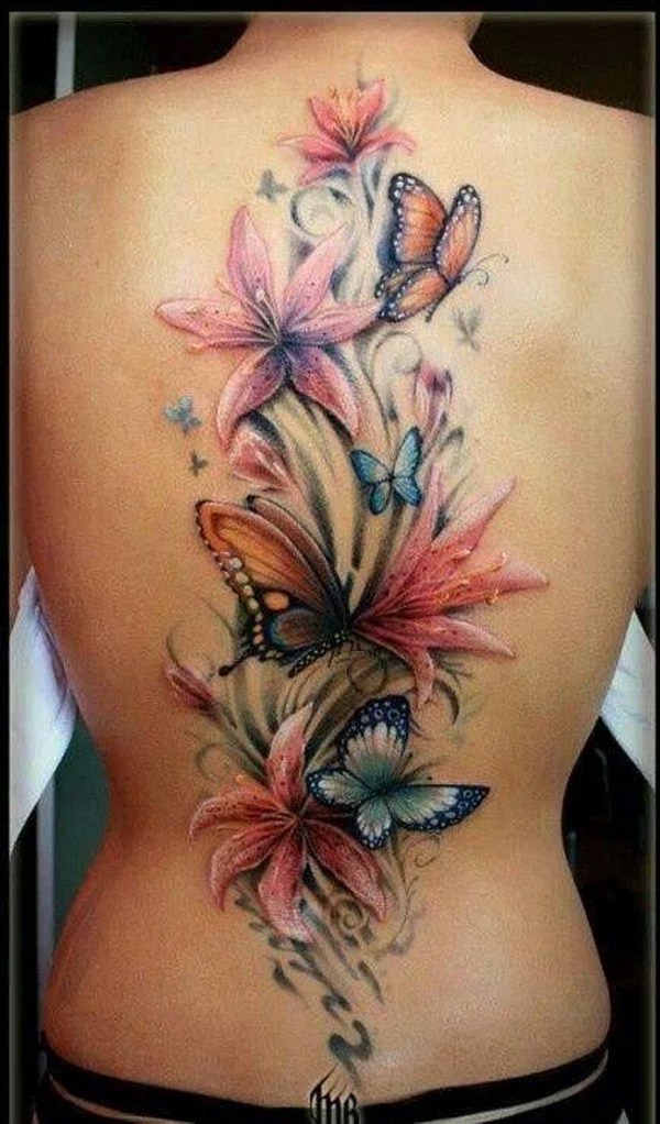 Flor y tatuaje de mariposa en la parte posterior. 