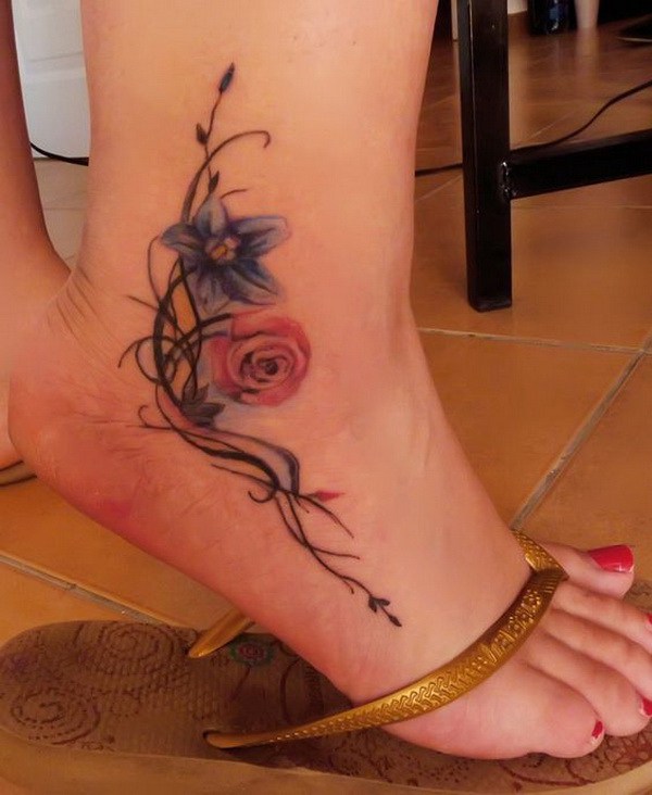 Tatuaje de tobillo floral. 