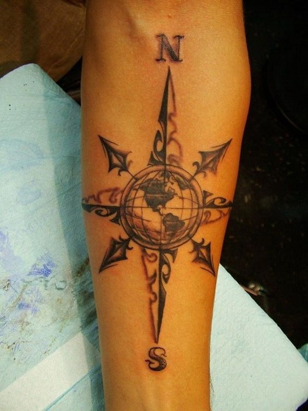 Refresque el tatuaje de la brújula en el antebrazo. ¡Qué idea de diseño de tatuaje genial!  Me encanta!  Este será mi próximo diseño de tatuaje.  a través de https://forcreativejuice.com/awesome-forearm-tattoo-designs/ 