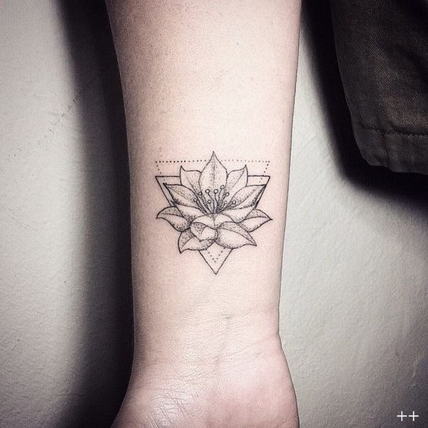 Flor de loto y tatuaje del triángulo en el brazo. 