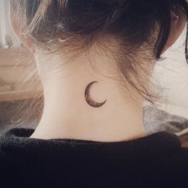 Simple Moon Tattoo en la parte posterior del cuello. 