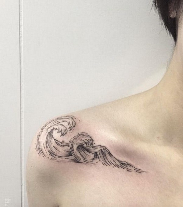 Elegante tatuaje de la onda en el hombro. 