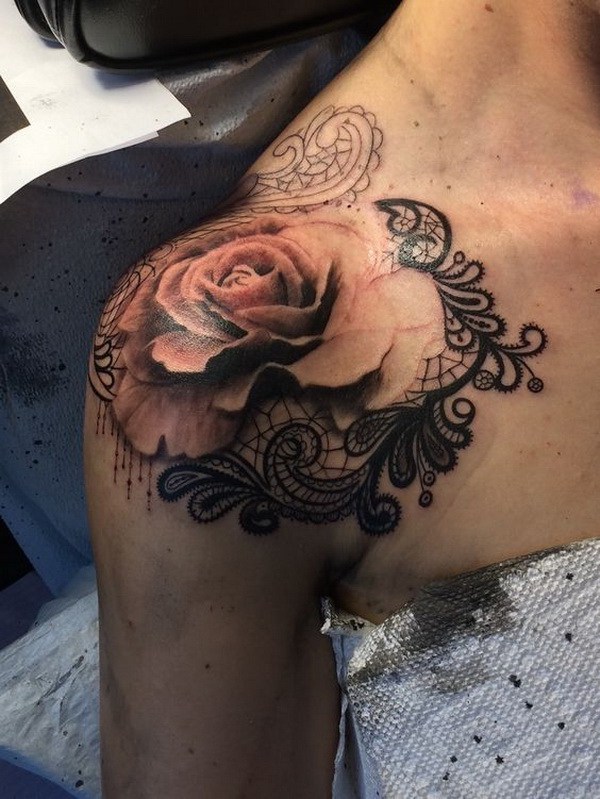 Tatuaje del hombro Rose y encaje. 