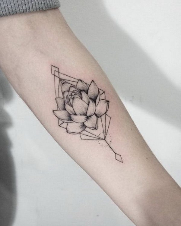 Grey Lotus Flower Tattoo en el antebrazo. 