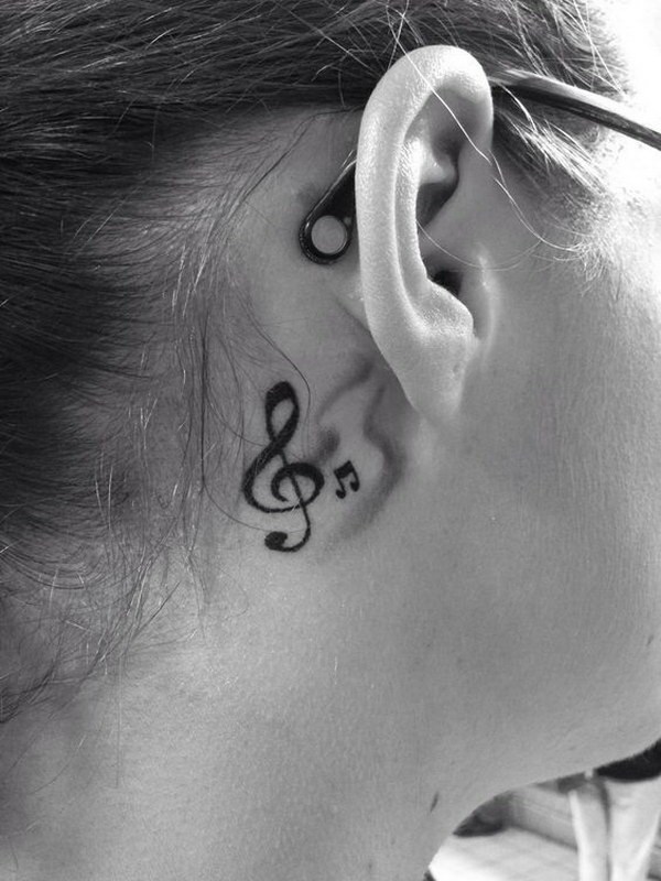 Nota musical detrás del tatuaje del oído. 