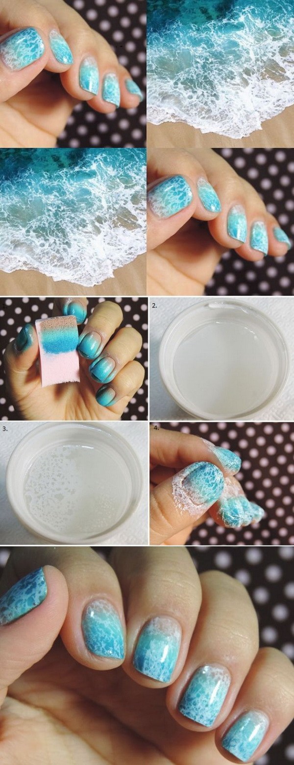 DIY azul y blanco Ocean Saran Wrap manicura. 