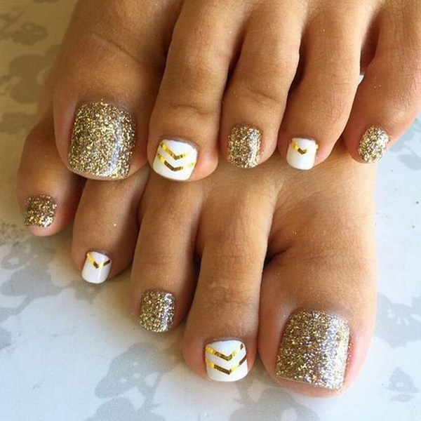 Gold Glitters y Strips Toe Nail Design. 