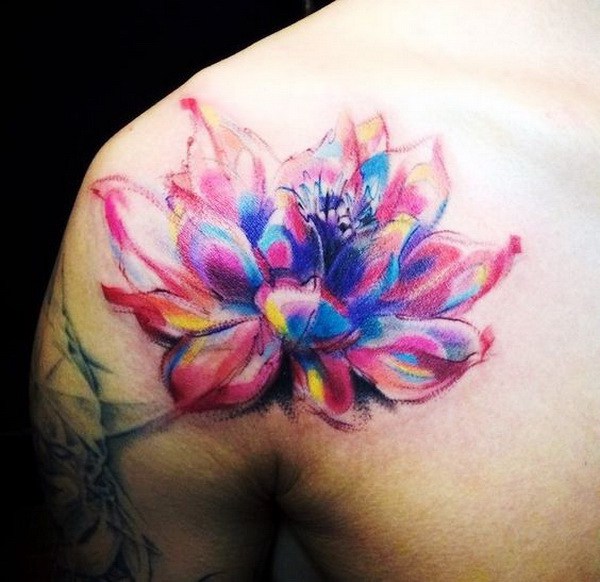 Colorido Lotus Flower Tattoo en hombro. 