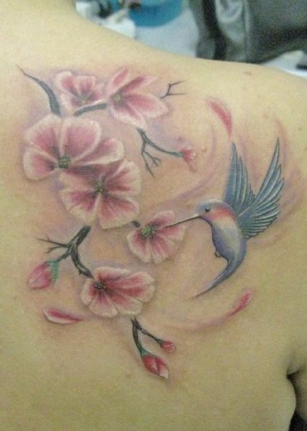 Cherry Blossom con tatuaje de pájaro en el hombro lateral. 