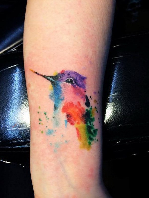 Acuarela tatuaje colibrí en el antebrazo. 