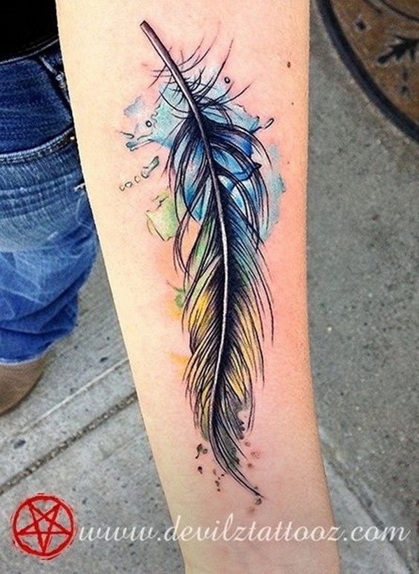 Maravillosa pluma Acuarela tatuaje en el antebrazo. ¡Qué idea genial de diseño del tatuaje!  Me encanta!  Este será mi próximo diseño de tatuaje.  a través de https://forcreativejuice.com/awesome-forearm-tattoo-designs/ 