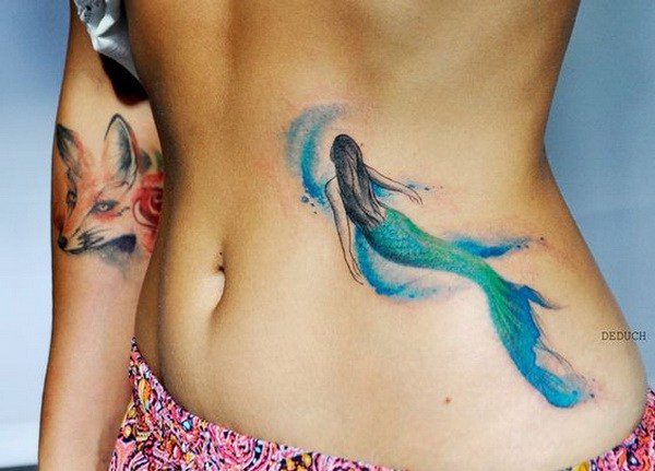 Tatuaje de sirena en el estómago de la niña. 