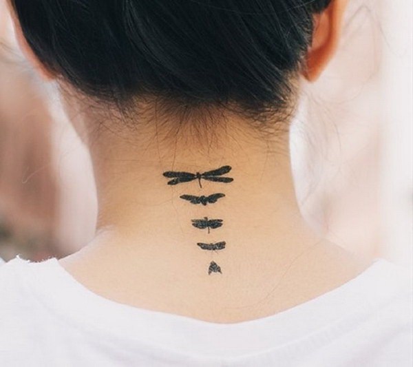Tatuajes de libélula negra en la parte posterior del cuello. 