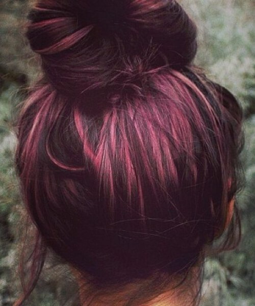 Color de pelo ciruela con reflejos rosados ​​peekaboo 