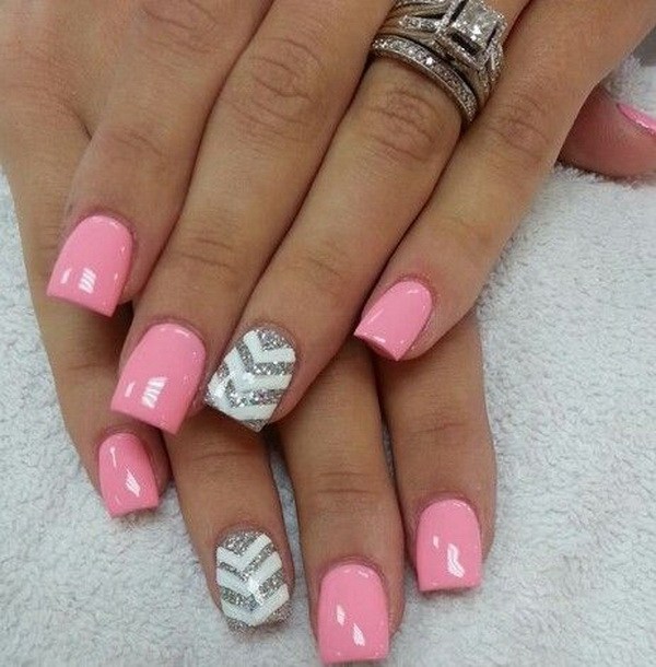 Rosa y Glittery Chevron Nails. 
