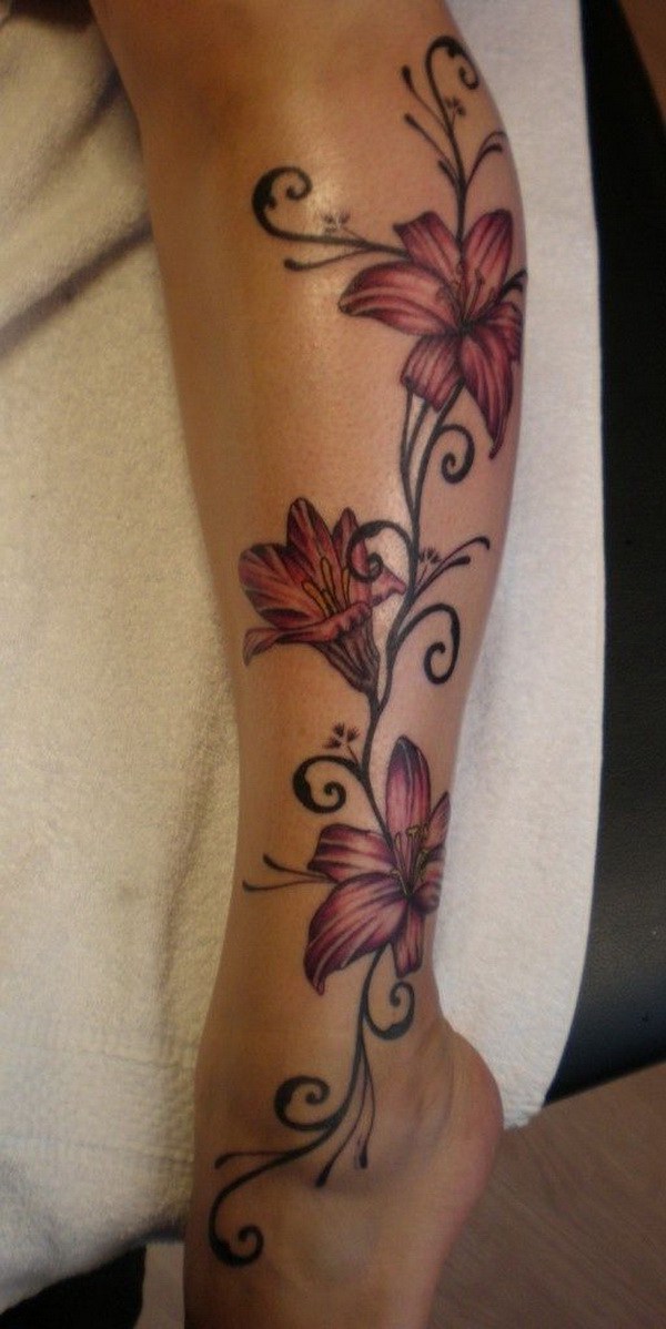 Lily Tattoo en la pierna.  a través de forcreativejuice.com 