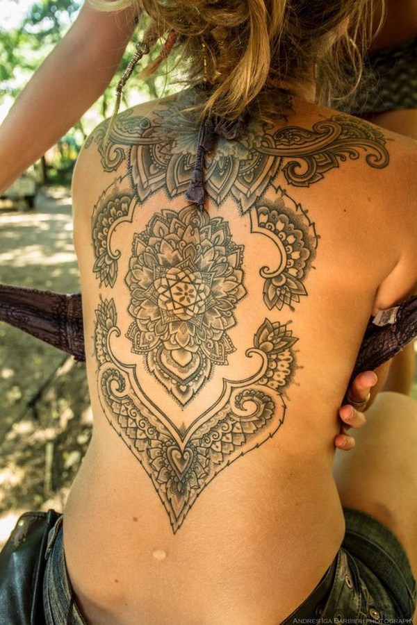 Impresionante tatuaje de espalda completa para mujeres. 