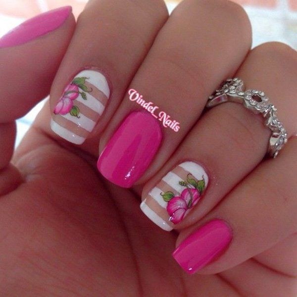 Diseño de uñas de flores rosadas y blancas. 