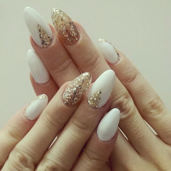 Almendras en forma de uñas blancas y doradas. 