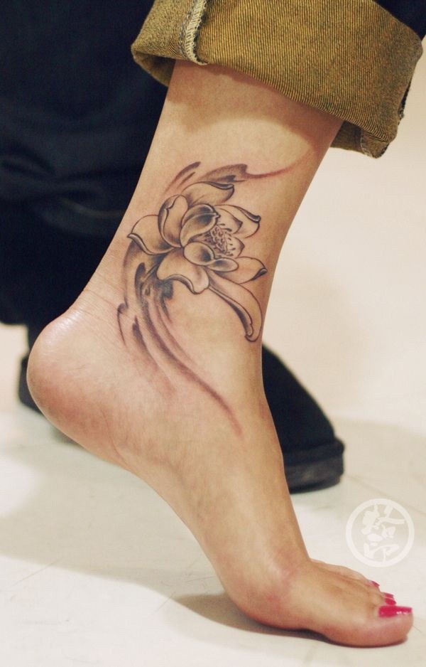 Tatuaje de tobillo de loto 