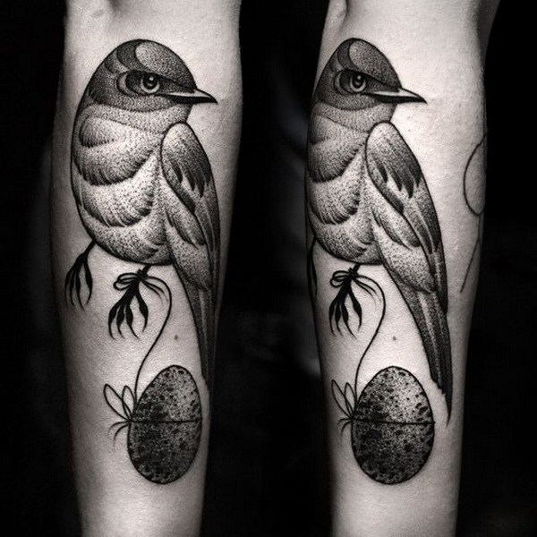 Tatuaje de pájaro negro y gris en el antebrazo. ¡Qué idea tan genial de diseño de tatuaje!  Me encanta!  Este será mi próximo diseño de tatuaje.  a través de https://forcreativejuice.com/awesome-forearm-tattoo-designs/ 