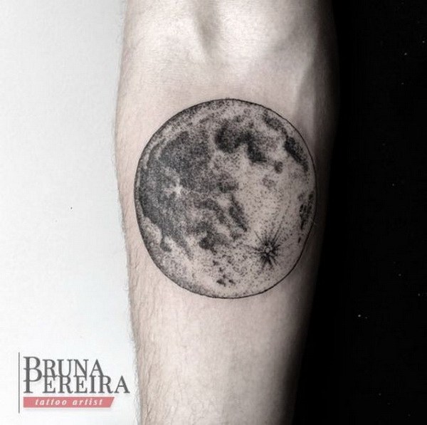 Tatuaje de luna detallado para hombres. 