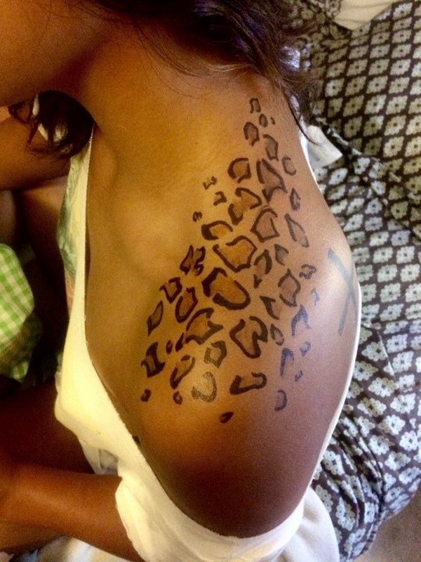 Cheetah Print Tattoo en el hombro. 