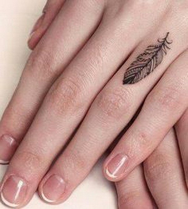 Tatuaje de plumas para las mujeres. 